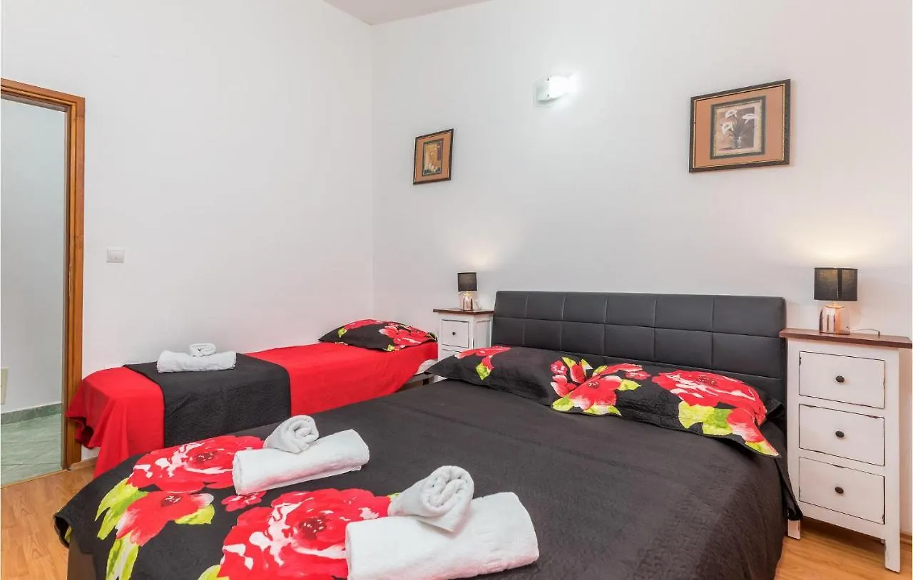 1 Bedroom Awesome Apartment In Pula